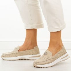 Beżowe ażurowe skórzane mokasyny damskie Evento 8663. Brązowe mokasyny eVento, w ażurowe wzory, z jeansu, z okrągłym noskiem. Za 239.00 zł.