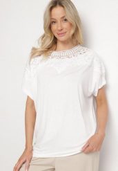 Biała Bawełniana Bluzka Ozdobiona Koronką Amomara. Białe bluzki Born2be, m, z aplikacjami, z bawełny, bez kołnierzyka, bez ramiączek. Za 59.99 zł.