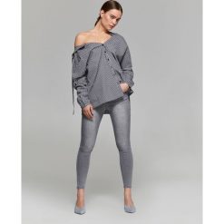 OVERSIZOWA KOSZULA Z DEKOLTEM W SEREK. Czarne koszule TOP SECRET, bez wzorów, z tkaniny, eleganckie, bez kołnierzyka, bez ramiączek. W wyprzedaży za 49.99 zł.