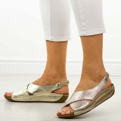 Złote skórzane sandały damskie T.Sokolski 670. Żółte sandały Sokolski, bez wzorów, ze skóry, klasyczne, bez obcasa, na płaskiej podeszwie, bez zapięcia. Za 239.00 zł.