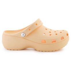 Klapki Crocs Classic Platform Pearl Clog 211231-78Z pomarańczowe. Brązowe klapki bez wzorów, eleganckie, bez obcasa, bez zapięcia. Za 367.32 zł.