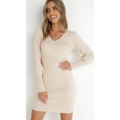 Jasnobeżowa Sukienka Dopasowana Dhamasa. Brązowe sukienki Born2be, s, bez wzorów, z dzianiny, eleganckie, bez kołnierzyka, bez ramiączek, mini, dopasowane. W wyprzedaży za 97.99 zł.