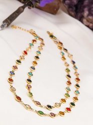 L'Atelier de Gaia Pozłacany naszyjnik z elementami ozdobnymi - dł. 45 cm rozmiar: onesize. Żółte naszyjniki L'Atelier de Gaia, z materiału, z kryształem, pozłacane. Za 78.28 zł.