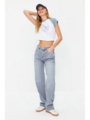 Trendyol Dżinsy - Mom fit - w kolorze błękitnym rozmiar: 34. Niebieskie jeansy Trendyol, bez wzorów, z bawełny, klasyczne, z podwyższonym stanem. Za 88.23 zł.