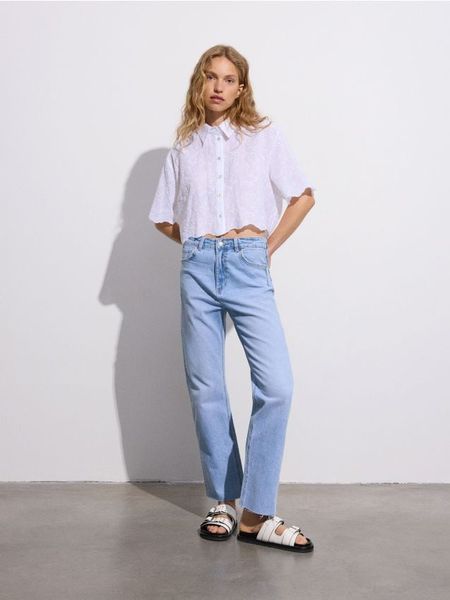 Koszula z haftem - biały. Białe koszule Reserved, l, bez wzorów, z bawełny, bez kołnierzyka, bez ramiączek. W wyprzedaży za 45.99 zł.