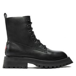 Trapery DKNY. Czarne traperki DKNY, bez wzorów, bez obcasa, bez zapięcia. Za 1,299.00 zł.