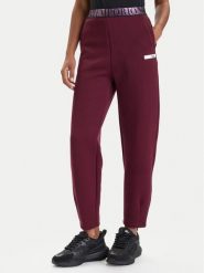 EA7 Emporio Armani Spodnie dresowe 7W000678 AF13151 M5064 Bordowy Regular Fit. Czerwone spodnie dresowe EA7 Emporio Armani, bez wzorów, z bawełny. Za 399.99 zł.