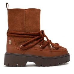 Śniegowce Tommy Hilfiger. Brązowe śniegowce Tommy Hilfiger, bez wzorów, bez zapięcia. Za 949.99 zł.