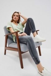 Jeansy skinny medium waist z przetarciami grafitowe. Szare jeansy MOODO, xs, bez wzorów, z bawełny, długie. W wyprzedaży za 41.99 zł.