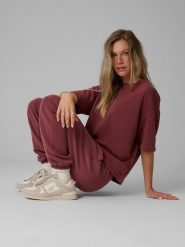 4F Spodnie dresowe joggery z modalem damskie - burgundowe XS. Czerwone spodnie dresowe 4f, bez wzorów, z dresówki, długie, trekkingowe. Za 189.99 zł.