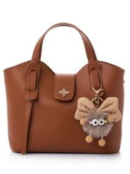 Lucky Bees Torebka "Celeste" w kolorze jasnobrązowym - 25 x 21 x 11 cm rozmiar: onesize. Brązowe torebki klasyczne Lucky Bees, bez wzorów, z materiału, przez ramię, bez dodatków. Za 73.99 zł.
