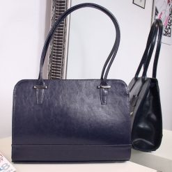 Torebka skórzana kuferek DAN-A T302 granatowa. Niebieskie torebki klasyczne DAN-A, bez wzorów, ze skóry, eleganckie, bez dodatków. Za 349.99 zł.