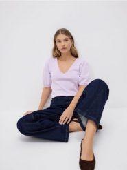 Bluzka z bufkami - lawendowy. Fioletowe bluzki Reserved, l, bez wzorów, z dzianiny, bez kołnierzyka, bez ramiączek. Za 109.99 zł.