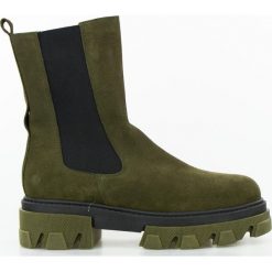 Sztyblety skórzane welurowe wysokie khaki Sempre-39. Brązowe botki Inna, bez wzorów, z weluru, klasyczne, bez obcasa, na obcasie, bez zapięcia. W wyprzedaży za 317.06 zł.