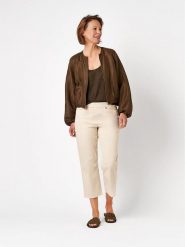 Relaxed by TONI Spodnie w kolorze kremowym rozmiar: 46. Brązowe spodnie materiałowe Relaxed by TONI, bez wzorów, z materiału. Za 149.95 zł.