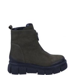 BOTKI Z NUBUKU 10004 GREEN. Zielone botki Venezia, bez wzorów, z nubiku, bez obcasa, bez zapięcia. Za 289.00 zł.