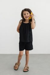 MINI spodenki BAWEŁNIANE w kolorze TOTALLY BLACK - WISSPER-116-122 (6-7). Czarne szorty Marsala, bez wzorów, z bawełny, klasyczne. W wyprzedaży za 31.46 zł.