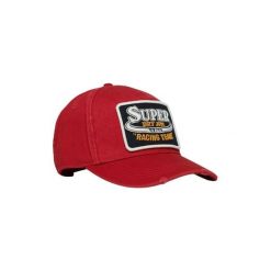 Czapka z daszkiem z logo Superdry. Czerwone czapki z daszkiem Superdry, bez wzorów. W wyprzedaży za 149.30 zł.