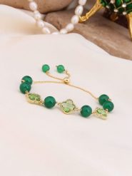 Pierres de Jade Pozłacana bransoletka z kryształami i cyrkoniami rozmiar: onesize. Zielone bransoletki Pierres de Jade, z cyrkonią, pozłacane. Za 39.99 zł.