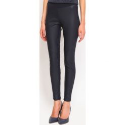 LEGGINSY DAMSKIE GŁADKIE. Szare legginsy TOP SECRET, bez wzorów, z dzianiny, eleganckie. W wyprzedaży za 49.99 zł.
