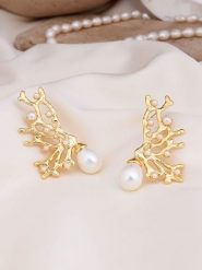 L'Atelier de Gaia Pozłacane kolczyki-wkrętki z perłami rozmiar: onesize. Białe kolczyki L'Atelier de Gaia, z perłą, pozłacane. Za 74.63 zł.