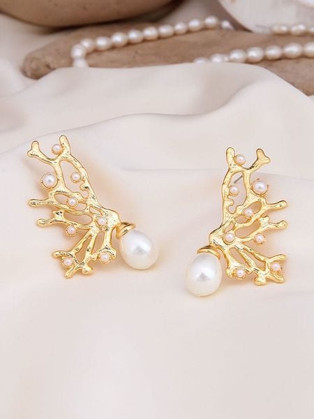 L'Atelier de Gaia Pozłacane kolczyki-wkrętki z perłami rozmiar: onesize. Białe kolczyki L'Atelier de Gaia, z perłą, pozłacane. Za 74.63 zł.