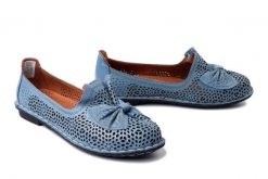 COMFORTABEL 830049-05 blau, półbuty damskie. Niebieskie półbuty wsuwane Comfortabel, na lato, w ażurowe wzory, ze skóry, bez obcasa. Za 229.42 zł.