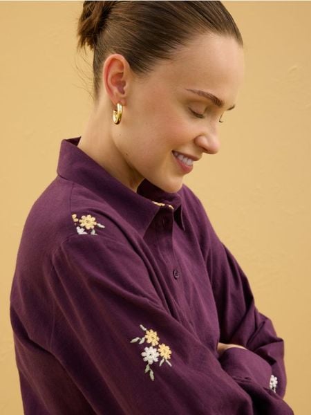 Koszula z haftowanym wzorem - bordowy. Czerwone koszule Reserved, l, bez wzorów, z bawełny, bez kołnierzyka, bez ramiączek. W wyprzedaży za 89.99 zł.