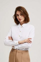 Gładka koszula z ozdobnymi guzikami biała. Białe koszule MOODO, xl, bez wzorów, z bawełny, bez kołnierzyka, bez ramiączek. W wyprzedaży za 43.99 zł.