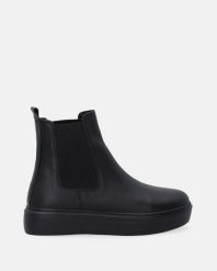 CZARNE SZTYBLETY ZE SKÓRY NATURALNEJ D23KB-1420 BLACK. Czarne botki Venezia, bez wzorów, ze skóry, bez obcasa, bez zapięcia. Za 259.00 zł.