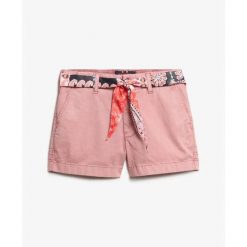 Krótkie klasyczne chinosy damskie Superdry. Czerwone szorty Superdry, bez wzorów, eleganckie. Za 235.60 zł.