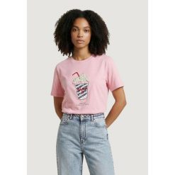 Koszulka crop top Kobieta ONLY Onlburst Life S/S Popcorn Top Box Jrs. Czerwone topy ONLY, s, bez wzorów, z bawełny, bez kołnierzyka, bez ramiączek. W wyprzedaży za 146.35 zł.