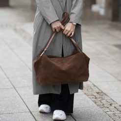 Worek na ramię Solier FL42 Lora cappucino. Shopper bag Solier, bez wzorów, z materiału, biznesowe, na ramię, zamszowe, bez dodatków. Za 379.00 zł.