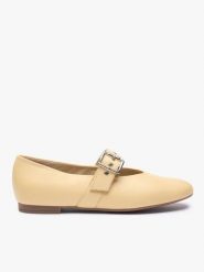 Jasnożółte baleriny Mary Jane z paskiem. Żółte baleriny Ryłko, bez wzorów, ze skóry, z okrągłym noskiem, bez obcasa, na płaskiej podeszwie, bez zapięcia. Za 349.99 zł.