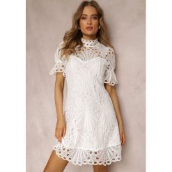 Biała Sukienka Aeryse. Białe sukienki Renee, m, z aplikacjami, z koronki, bez kołnierzyka, bez ramiączek, mini. W wyprzedaży za 159.99 zł.