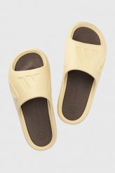 Adidas klapki kolor beżowy. Brązowe klapki adidas, bez wzorów, z gumy, bez obcasa, bez zapięcia. Za 229.99 zł.