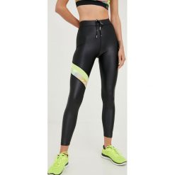 P.E Nation legginsy treningowe Longitude damskie kolor czarny z nadrukiem. Czarne legginsy P.E Nation, bez wzorów, z dzianiny. W wyprzedaży za 324.99 zł.