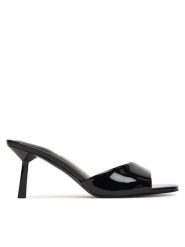 Guess Klapki FLPCAI PAF03 Czarny. Czarne klapki Guess, z aplikacjami, ze skóry, bez obcasa, bez zapięcia. Za 549.99 zł.