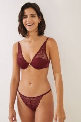 Women'secret figi Leaf Lace Garnet kolor bordowy z koronki. Czerwone figi women'secret, bez wzorów, z koronki. W wyprzedaży za 57.99 zł.