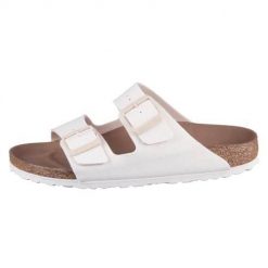 Klapki damskie Birkenstock Arizona. Białe klapki Birkenstock, bez wzorów, z materiału, bez obcasa, bez zapięcia. W wyprzedaży za 416.50 zł.