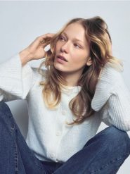 Kardigan z falbaną - złamana biel. Swetry Reserved, l, bez wzorów, z dzianiny, bez ramiączek. Za 119.99 zł.