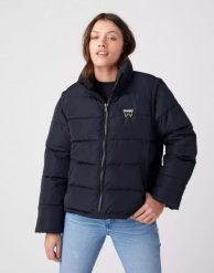 WRANGLER SHORT PUFFER DAMSKA KURTKA PRZEJŚCIOWA BLACK W4R9YJ100. Czarne kurtki Wrangler, xl, bez wzorów, bez kaptura. Za 359.99 zł.