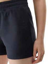 SPODENKI DAMSKIE 4F TRENINGOWE SZYBKOSCHNĄCE KRÓTKIE KOLOR CZARNY. Czarne szorty sportowe 4f, bez wzorów, z materiału, do biegania. Za 99.99 zł.
