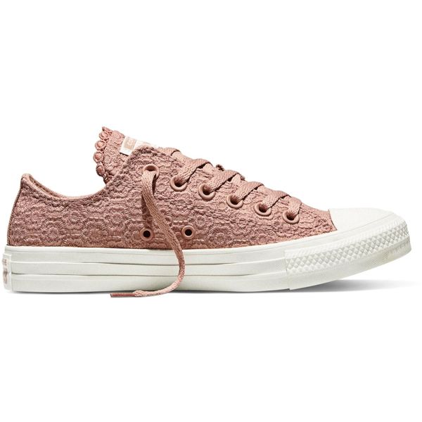 Buty sportowe Converse Chuck Taylor All Star. Czerwone buty treningowe Converse, bez wzorów, z materiału, bez zapięcia. Za 590.00 zł.