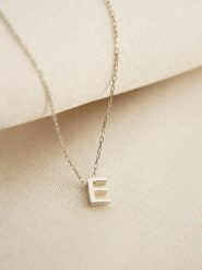 Lodie Silver Srebrny naszyjnik "E" z zawieszką - dł. 43 cm rozmiar: onesize. Szare naszyjniki Lodie Silver, z materiału, srebrne. Za 83.03 zł.