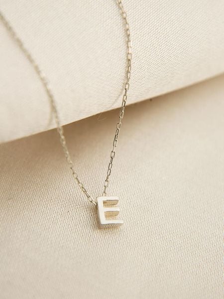 Lodie Silver Srebrny naszyjnik "E" z zawieszką - dł. 43 cm rozmiar: onesize. Szare naszyjniki Lodie Silver, z materiału, srebrne. Za 87.61 zł.