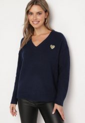 Granatowy Sweter z Wełną i Trójkątnym Dekoltem Zivida. Niebieskie swetry Born2be, bez wzorów, z jeansu, eleganckie, bez ramiączek. W wyprzedaży za 118.99 zł.