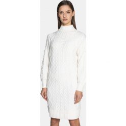 Sukienka damska Guess Cassandra (W1BK38Z2WJ0-G012). Białe sukienki Guess, na co dzień, uniwersalny, z aplikacjami, bez kołnierzyka, bez ramiączek. Za 299.90 zł.