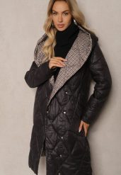 Czarna Kurtka z Pikowanymi Przeszyciami i Kapturem z Ozdobną Podszewką w Kratkę Innalin. Czarne kurtki Renee, m, z aplikacjami, z jeansu, eleganckie. W wyprzedaży za 198.74 zł.