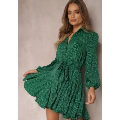 Zielona Sukienka Koszulowa Lelli. Zielone sukienki Renee, na co dzień, l, z aplikacjami, z materiału, bez kołnierzyka, bez ramiączek, mini, koszulowe. W wyprzedaży za 143.99 zł.